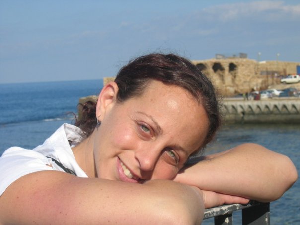 Lisa Gombinsky Roach smiling by the sea